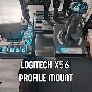 Könnte beinhalten: Schwarze Logitech X56 Profilhalterung mit Joystick, Gashebel und Pedalen. Der Joystick und der Gashebel haben blau beleuchtete Akzente. Der Text "LOGITECH X56 PROFILE MOUNT" wird angezeigt.