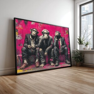 Puede incluir: Obra de arte enmarcada que presenta a tres chimpancés con trajes, sentados contra un fondo rosa vibrante. Los chimpancés están representados en una pose pensativa, uno cubriéndose la boca, otro mirando hacia arriba y el tercero mirando hacia adelante.