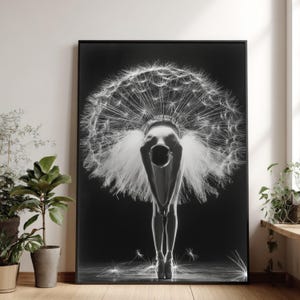 Op de afbeelding: Zwart-wit kunstafdruk van een buigende ballerina, haar tutu getransformeerd in een paardenbloem. De afbeelding is in zwart omlijst, met een donkere achtergrond. Paardenbloemzaden zijn aan de onderkant verspreid.