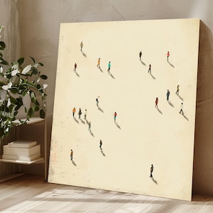 Könnte beinhalten: Ein großes, quadratisches Kunstdruck mit einer minimalistischen Illustration zahlreicher winziger Figuren, die über einen hellgelben Hintergrund verstreut sind. Die Figuren sind in verschiedenen Farben und Posen dargestellt und werfen lange Schatten, wodurch ein Gefühl von Tiefe und Bewegung entsteht. Das Kunstwerk lehnt an einer Wand in neutralen Tönen.