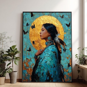 Puede incluir: Impresión artística enmarcada que presenta a una mujer de perfil, adornada con joyas turquesas y un tocado de plumas. El fondo es un turquesa texturizado con detalles dorados y motivos de mariposas negras, sobre un halo dorado.