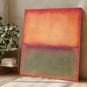 Puede incluir: Gran pintura abstracta con un degradado de colores. La sección superior es una mezcla de naranja y rojo, que pasa a una banda púrpura y luego a una base verde. La obra de arte está apoyada contra una pared de tono neutro.