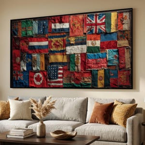 Könnte beinhalten: Ein großes gerahmtes Kunstwerk mit einem Patchwork aus verschiedenen Nationalflaggen. Die Flaggen sind aus Stoff gefertigt und zusammengenäht und zeigen eine Vielzahl von Farben und Designs. Das Kunstwerk wird über einem grauen Sofa mit dekorativen Kissen ausgestellt.