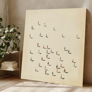 Puede incluir: Una gran impresión artística cuadrada con una ilustración minimalista de numerosas figuras diminutas caminando sobre un fondo beige. Las figuras visten varios colores, creando un contraste sutil con el fondo neutro. La obra de arte se exhibe en una pared.