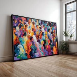 Può includere: Una grande opera d'arte incorniciata raffigurante una folla di persone in colori vivaci. Il dipinto presenta un mix di blu, arancioni, gialli e viola, creando una rappresentazione vivace e astratta di un raduno. L'opera d'arte è appoggiata a una parete bianca.