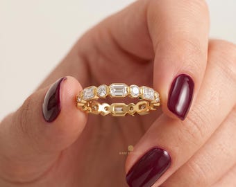 Emerald & Round Eternity Ring,  Vintage Milgrain Anniversary Ring, 14K Yellow Gold
