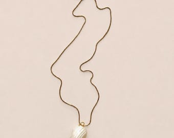 MAR Halskette – handgefertigte Halskette mit einer zentralen Muschel, minimalistisches und elegantes Design.