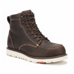 Könnte beinhalten: Ein dunkelbrauner Schnürstiefel aus Leder mit Mokassin-Zehenpartie, weißen Kontrastnähten, gepolstertem Schaftrand und einer dicken weißen Keilsohle aus Gummi, die an der Fersenkante ein kleines orangefarbenes Detail aufweist.