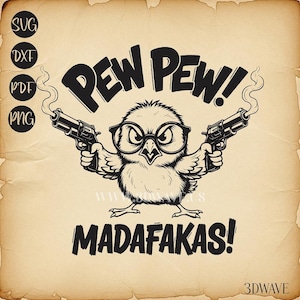 Könnte beinhalten: Schwarz-weiße Grafik eines Küken mit Brille, das zwei Revolver hält, mit den Worten "PEW PEW!" darüber und "MADAFAKAS!" darunter. Das Bild hat eine Vintage-Papierstruktur.