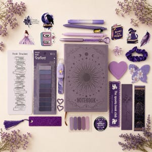 Peut inclure: Une collection de papeterie violette, comprenant un carnet, des stylos, des notes autocollantes, des marque-pages, des autocollants et un chouchou. Le carnet présente un motif de soleil. Les articles sont disposés sur un fond clair avec des accents floraux.