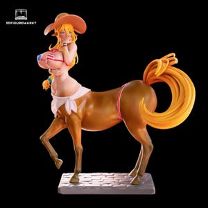 Peut inclure: Figurine détaillée d'un centaure avec le haut du corps d'une femme et le bas du corps d'un cheval. La femme a les cheveux blonds, un chapeau de cow-boy et un haut de bikini avec un motif de drapeau américain. Le corps du cheval est brun avec une queue jaune.