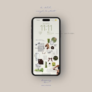 Puede incluir: Una pantalla de teléfono inteligente muestra un fondo de pantalla con temática de bienestar con el texto "Becoming Her". La pantalla presenta un reloj digital, widgets e imágenes de artículos de fitness, productos de belleza y alimentos saludables. La parte superior de la pantalla tiene el texto "be delulu enough to start."