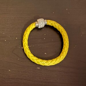 Bracciale in pelle intrecciata giallo neon / Chiusura magnetica / Bracciale minimalista impilabile
