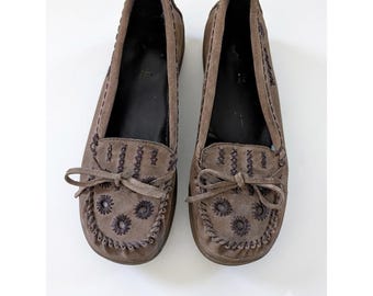 Somethin' Else van Sketchers vintage suède geborduurde mocassin flats