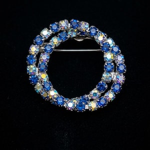 Puede incluir: Un juego de tres tazas de cerámica con un acabado moteado y mate. Las tazas son en tonos crema, gris claro y gris oscuro. Cada taza tiene un diseño simple y minimalista, ideal para café o té.