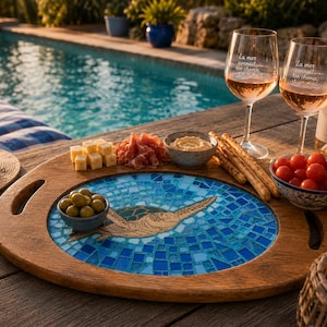Peut inclure: Un plateau de service en bois avec un motif de tortue en mosaïque, entouré d'apéritifs, de verres à vin et d'une bouteille de rosé. Le plateau contient des olives, des cubes de fromage, du prosciutto et des tomates cerises.