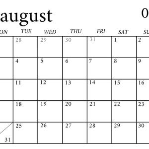 Può includere: Un calendario in bianco e nero per agosto 2026. La parola "agosto" è in alto, con il numero "08" a destra. I giorni della settimana sono elencati in alto e le date sono nelle caselle sottostanti.