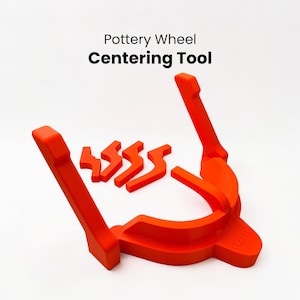 Puede incluir: Una herramienta de centrado para torno de alfarero de color naranja brillante con dos brazos largos y una base curva, acompañada de cuatro pequeños componentes separados en forma de zigzag. El texto "Pottery Wheel Centering Tool" aparece en negro.