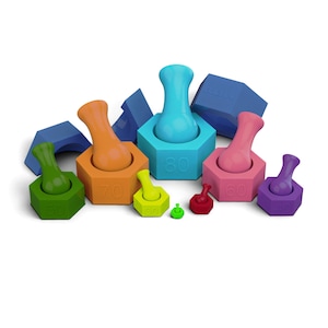 Puede incluir: Una colección de pesas hexagonales de colores en varios tamaños, cada una con un inserto central en forma de mano de mortero. Las pesas son de tonos verde, naranja, amarillo, azul, rosa, rojo y morado, con marcas numéricas visibles.