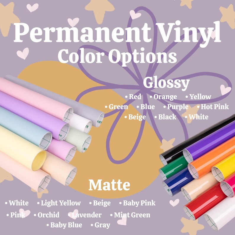 Pu&ograve; includere: Una collezione di rotoli di vinile permanente disposti in due gruppi. Il gruppo a sinistra presenta colori opachi tra cui bianco, giallo chiaro, beige, rosa confetto, rosa, orchidea, lavanda, verde menta, azzurro e grigio. Il gruppo a destra mostra colori lucidi tra cui rosso, arancione, giallo, verde, blu, viola, fucsia, beige, nero e bianco.