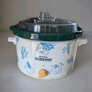 Olla de cocción lenta redonda Rival Crock Pot de 3,5 cuartos de galón, modelo 3100/2, en funcionamiento.