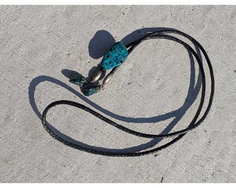 Corbata bolo vintage de los años 70 con pepitas de turquesa, filigrana, puntas de piedra deslizantes, estilo western boho.