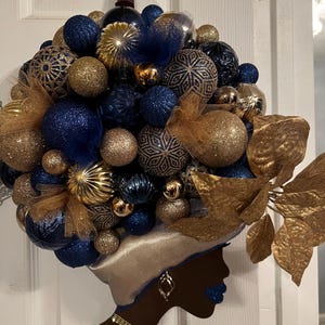 Corona navideña con silueta afro en azul marino y dorado, decoración navideña hecha a mano.