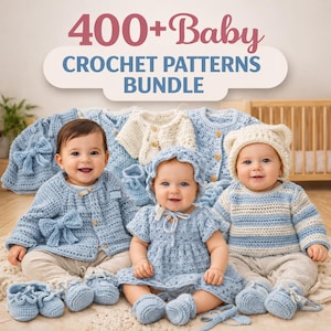 Puede incluir: Una colección digital de más de 400 patrones de ganchillo para bebés que incluye varias prendas hechas a mano, como suéteres, vestidos, gorros y patucos en azul claro y crema, usados por tres bebés en un estudio iluminado.