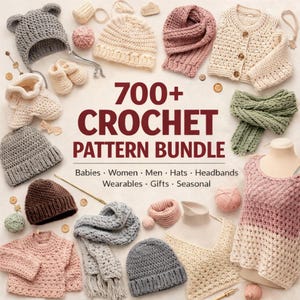 Könnte beinhalten: Eine Sammlung von Häkelartikeln, darunter Mützen, Schals, Pullover und Babyschuhe, angeordnet um den Text "700+ Crochet Pattern Bundle". Die Artikel sind in verschiedenen Farben wie Grau, Braun, Rosa und Creme gehalten. Das Bundle enthält Muster für Babys, Frauen, Männer und saisonale Artikel.
