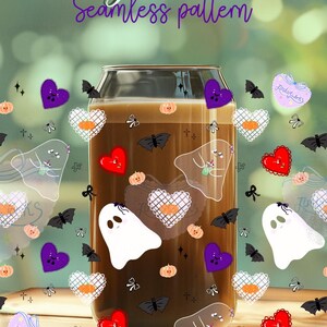 Puede incluir: Descarga digital con un patrón sin costuras "Cosy Season". El diseño incluye un vaso con líquido marrón, decorado con corazones, fantasmas, murciélagos y calabazas. El texto "Cosy Season seamless pattern" está en la parte superior.