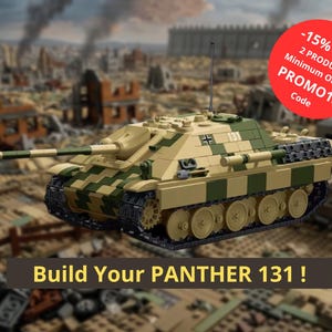 Könnte beinhalten: Ein Modellpanzer aus Bausteinen mit beigefarbenem und grünem Tarnmuster, einem langen Geschützrohr und der aufgedruckten Nummer 131 an der Seite. Das Modell verfügt über eine dünne Antenne und schwarze Ketten. Der Text Build Your PANTHER 131 ist sichtbar.