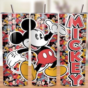 Puede incluir: Una taza de cer&aacute;mica blanca con un asa negra y el texto "But First, Coffee" en un estilo manuscrito. La taza est&aacute; sobre una superficie blanca. La taza mide aproximadamente 10 cm de alto.