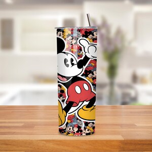 Puede incluir: Un vaso de acero inoxidable con un dise&ntilde;o de Mickey Mouse. El vaso tiene un patr&oacute;n repetido de Mickey Mouse en varias poses, con acentos rojos, amarillos y negros. Incluye una pajita y tapa plateadas.