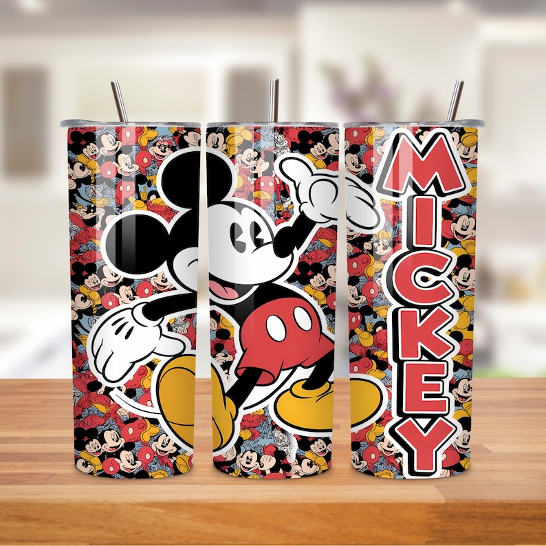 Puede incluir: Una taza de cer&aacute;mica blanca con un asa negra y el texto "But First, Coffee" en un estilo manuscrito. La taza est&aacute; sobre una superficie blanca. La taza mide aproximadamente 10 cm de alto.