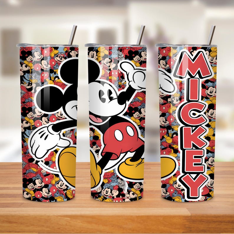 Puede incluir: Un juego de tres vasos de acero inoxidable con un dise&ntilde;o de Mickey Mouse. Los vasos tienen un patr&oacute;n repetido de caras de Mickey Mouse y la palabra "MICKEY" en rojo. Cada vaso incluye una pajita plateada.
