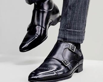 ハンドメイドブラックレザーダブルモンクシューズ、メンズオフィスシューズ、メンズバックルシューズ