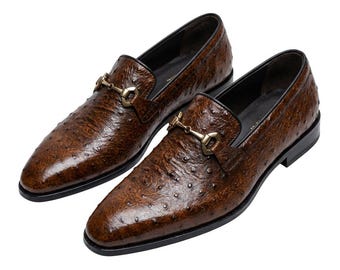 Handgemaakte bruine loafers van struisvogelleer met paardenbitdetails, luxe herenschoenen