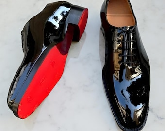 Christian Louboutin Dandelion noir verni pur cuir appartements avec fond rouge