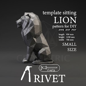 Op de afbeelding: Een geometrisch zittend leeuwbeeld gemaakt van donkere metalen panelen verbonden door klinknagels. De tekst luidt: template sitting LION pattern for DIY .DWG .DXF .PDF length 958 mm height 1250 mm width 708 mm SMALL SIZE. Bevat een 3mm klinknagelpictogram en de tekst RIVET.