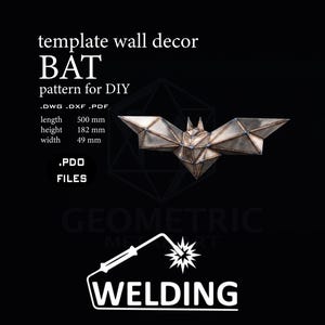 Może przedstawiać: Geometryczna metalowa dekoracja ścienna w kształcie nietoperza z metalicznym wykończeniem i widocznymi spoinami spawalniczymi. Tekst zawiera: template wall decor BAT pattern for DIY .DWG .DXF .PDF length 500 mm height 182 mm width 49 mm .PDO FILES WELDING. Nietoperz ma fasetowany wzór.