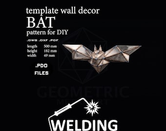 Op de afbeelding: Een geometrische metalen vleermuis wanddecoratie met een metallic afwerking en zichtbare lasnaden. De tekst bevat: template wall decor BAT pattern for DIY .DWG .DXF .PDF length 500 mm height 182 mm width 49 mm .PDO FILES WELDING. De vleermuis heeft een gefacetteerd ontwerp.