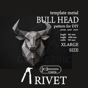 Puede incluir: Una escultura de pared de metal con forma de cabeza de toro geométrica en gris oscuro. El texto incluye: template metal BULL HEAD pattern for DIY .DWG .DXF .PDF length 962 mm height 1000 mm width 903 mm XLARGE SIZE 4mm rivets RIVET.