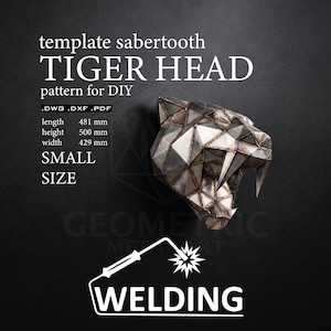 Könnte beinhalten: Eine geometrische Metallskulptur eines Säbelzahntigerkopfes mit sichtbaren Schweißnähten. Der Text lautet: template sabertooth TIGER HEAD pattern for DIY .DWG .DXF .PDF length 481 mm height 500 mm width 429 mm SMALL SIZE WELDING. Die Skulptur hat ein metallisches Finish.