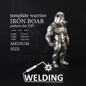 Puede incluir: Una escultura geométrica de metal de un jabalí de pie con una superficie plateada facetada. El texto dice: template warrior IRON BOAR pattern for DIY .DWG .DXF .PDF length 736 mm height 2000 mm width 1021 mm MEDIUM SIZE. Un icono de soldadura abajo.