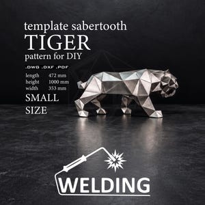 Puede incluir: Una escultura metálica geométrica de tigre dientes de sable con superficie facetada. El texto dice: template sabertooth TIGER pattern for DIY .DWG .DXF .PDF length 472 mm height 1000 mm width 353 mm SMALL SIZE WELDING con un icono de soplete.