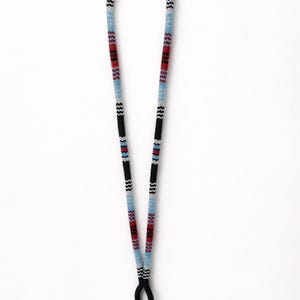 Peut inclure: Un cordon de cou perlé avec un motif noir, rouge et bleu. Le cordon est composé de petites perles colorées enfilées ensemble pour créer un accessoire décoratif et fonctionnel. Il possède une boucle en bas avec un fermoir argenté.