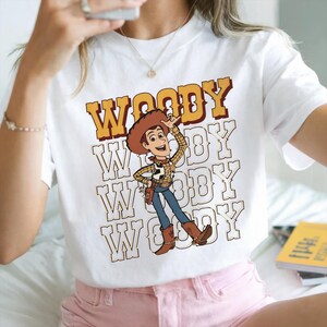 Pode incluir: Um conjunto de tr&ecirc;s tigelas de cer&acirc;mica encaix&aacute;veis. A tigela maior &eacute; azul claro, a tigela m&eacute;dia &eacute; branca e a tigela menor &eacute; azul mais escuro. Cada tigela tem um acabamento liso e brilhante.