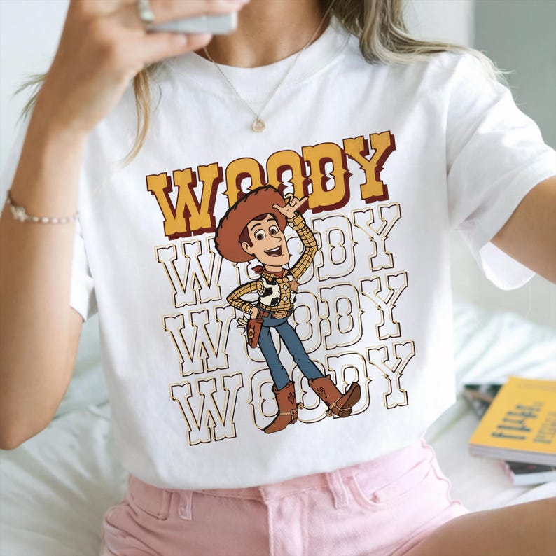 Pode incluir: Um conjunto de tr&ecirc;s tigelas de cer&acirc;mica encaix&aacute;veis. A tigela maior &eacute; azul claro, a tigela m&eacute;dia &eacute; branca e a tigela menor &eacute; azul mais escuro. Cada tigela tem um acabamento liso e brilhante.