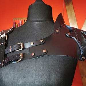 Maska gladiatora ze skóry naturalnej, ręcznie wykonana