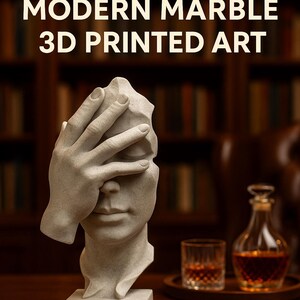 Könnte beinhalten: Eine 3D-gedruckte Marmorskulptur eines menschlichen Kopfes mit einer Hand, die die Augen bedeckt. Die Skulptur steht auf einem quadratischen Sockel. Der Text "MODERN MARBLE 3D PRINTED ART" steht oben. Eine Likörflasche, ein Likörglas und eine Zigarre sind ebenfalls zu sehen.